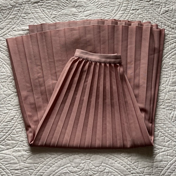 Pink Pleated Midi Skirt - Picture 2 of 5